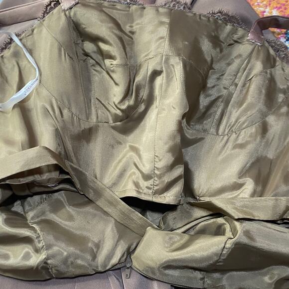 Montage by Mon Cheri Gown Lace Peplum Corseted Bodice Satin Trim Taupe Womens 10 - Picture 10 of 12